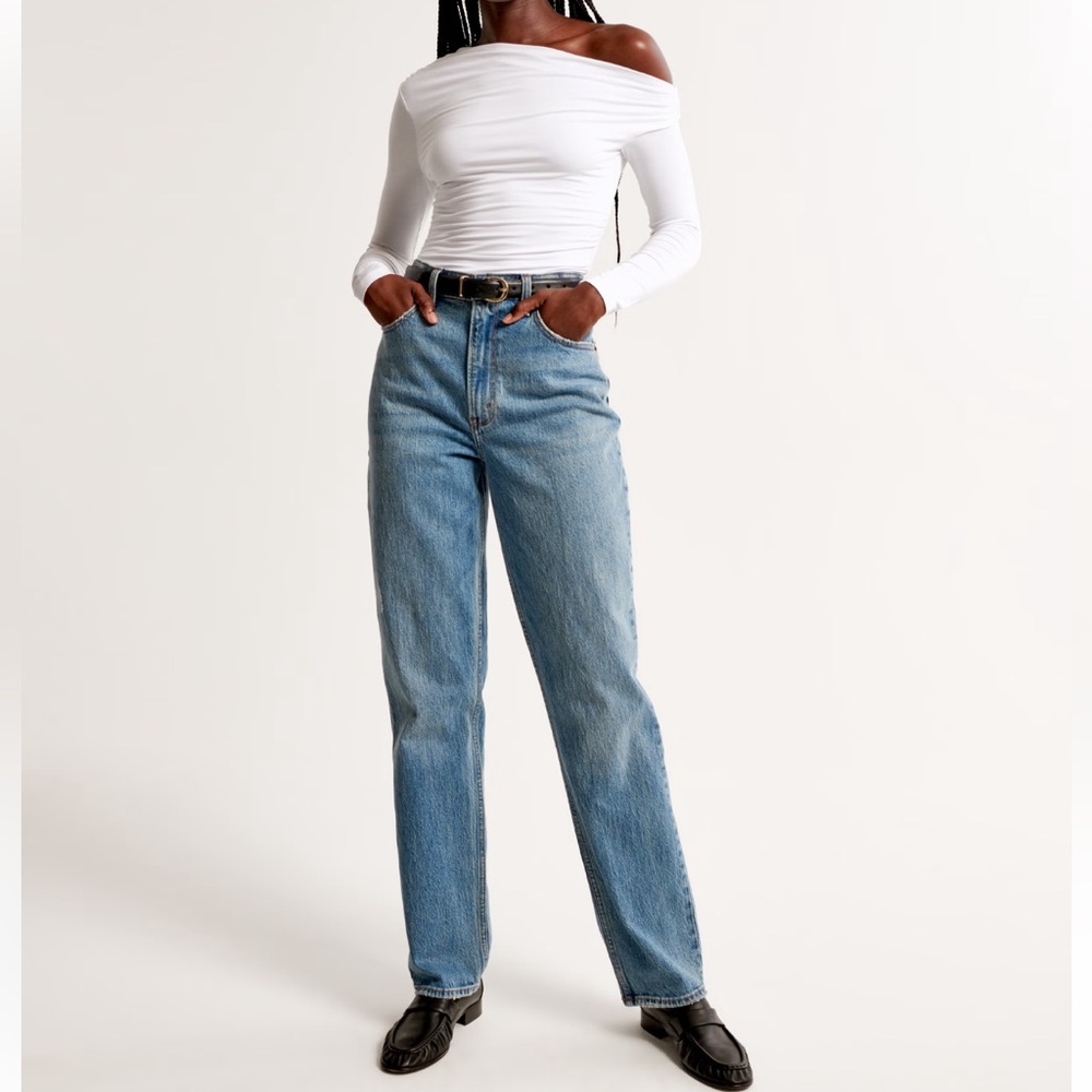 Abercrombie & Fitch The ‘90s Straight Ultra High Rise 6 SHORT